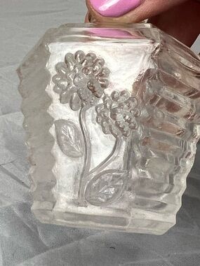 Vintage I.W. Rice Pressed Glass Clear  Floral Ribbed Salt/Pepper Shaker Japan.